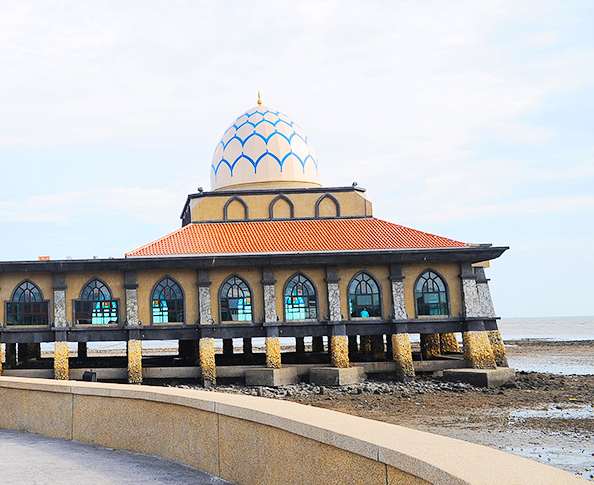 Al Hussain Mosque (Floating Mosque)