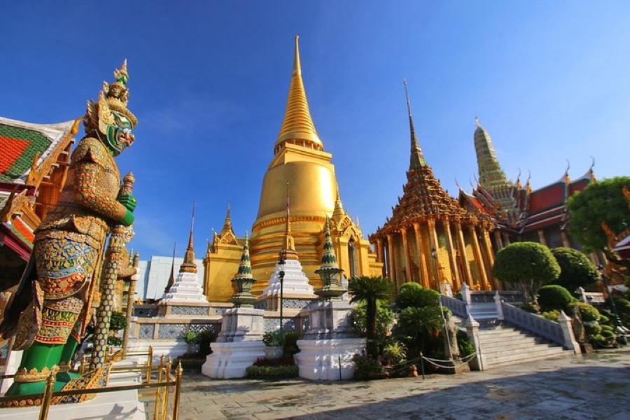 Bangkok City Tour with Hindu Landmark Royal Palace and Temples