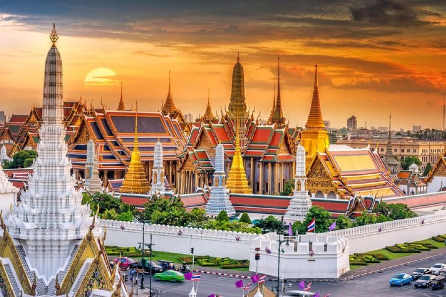 Bangkok City Tour with Hindu Landmark Royal Palace and Temples