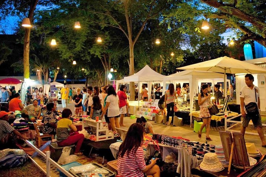 A Taste of Hua Hin Tour including Floating & Cicada Market (Minimum 2 pax)