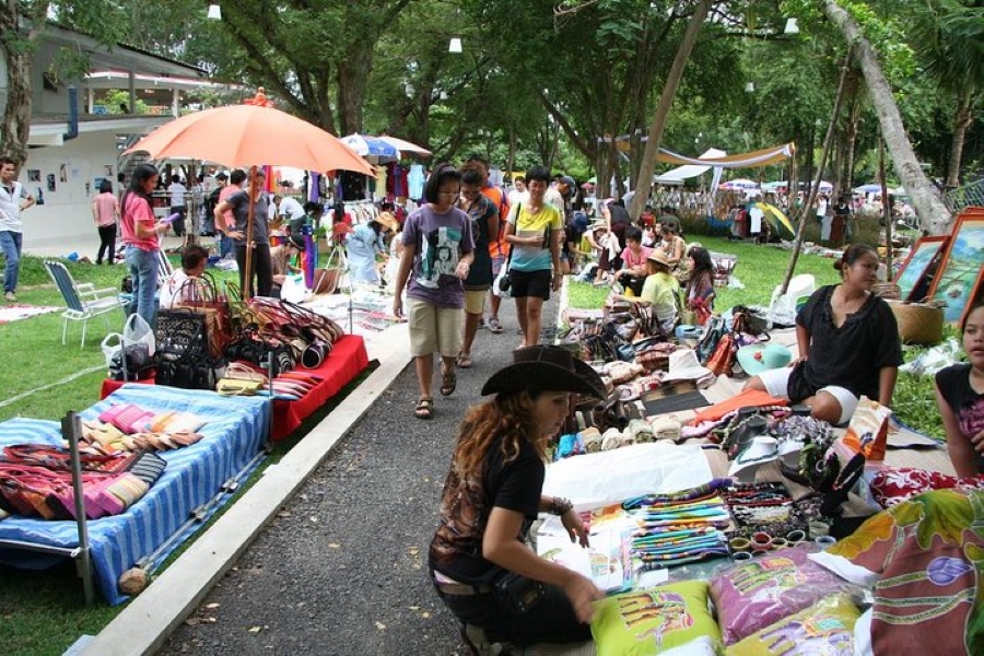 A Taste of Hua Hin Tour including Floating & Cicada Market (Minimum 2 pax)