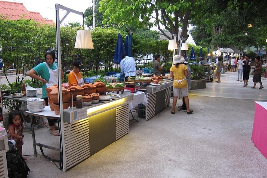 A Taste of Hua Hin Tour including Floating & Cicada Market (Minimum 2 pax)