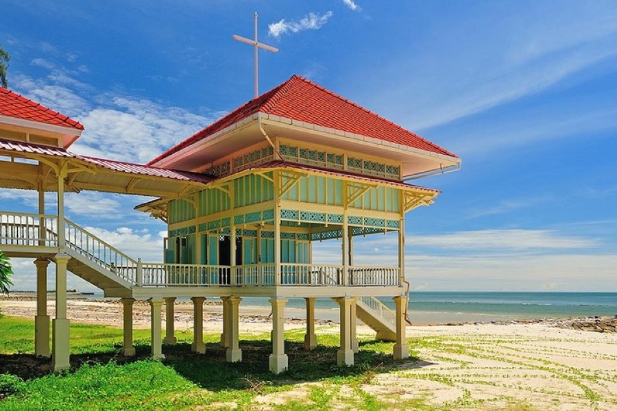 A Taste of Hua Hin Tour including Floating & Cicada Market (Minimum 2 pax)