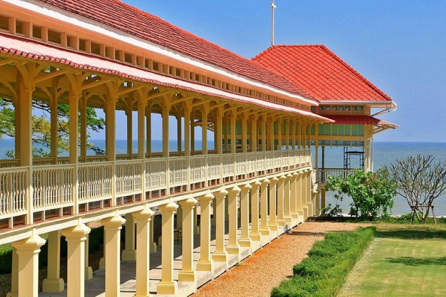 A Taste of Hua Hin Tour including Floating & Cicada Market (Minimum 2 pax)