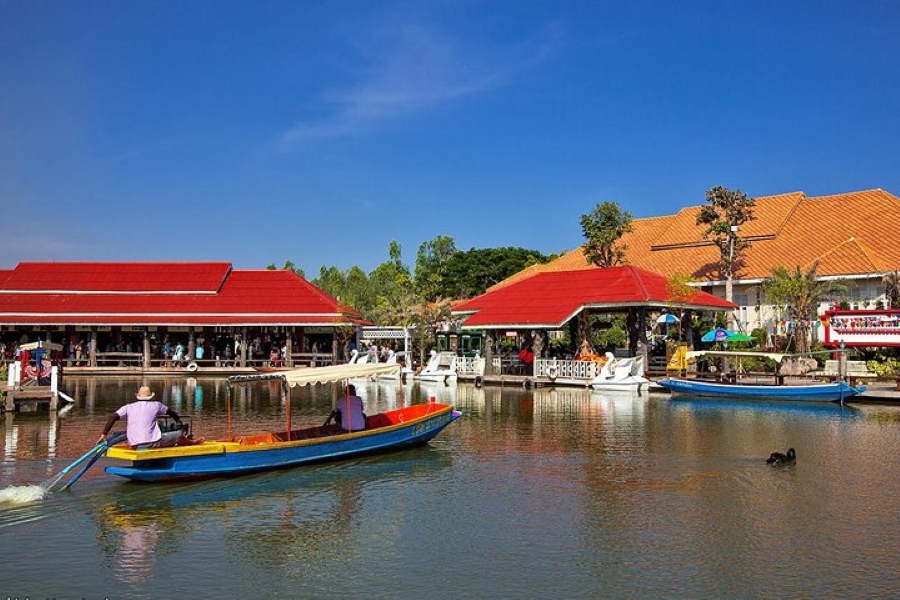 A Taste of Hua Hin Tour including Floating & Cicada Market (Minimum 2 pax)