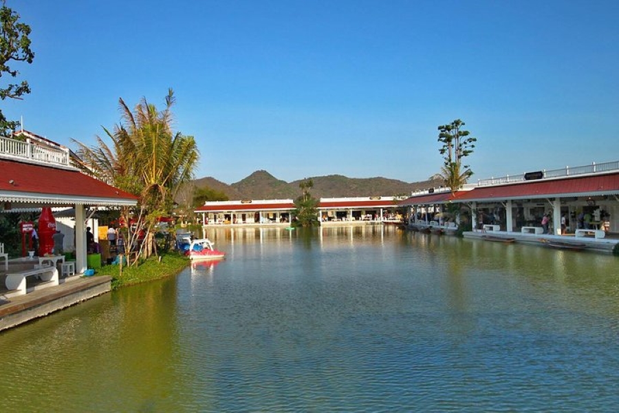 A Taste of Hua Hin Tour including Floating & Cicada Market (Minimum 2 pax)