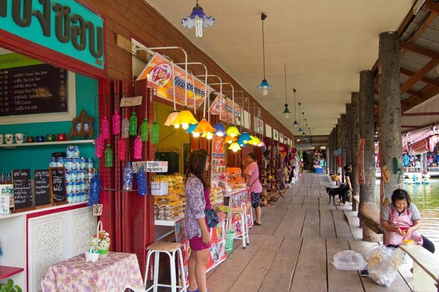 A Taste of Hua Hin Tour including Floating & Cicada Market (Minimum 2 pax)