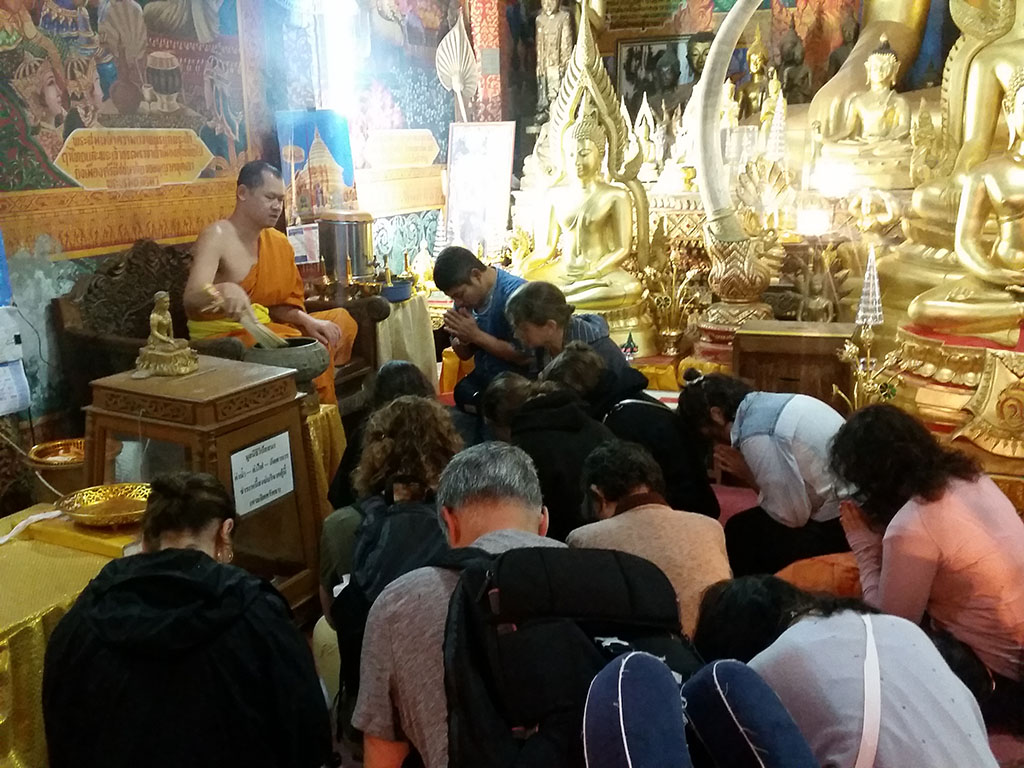 Barefoot Morning Buddhist Almsgiving and Temples Tour in Chiang Mai