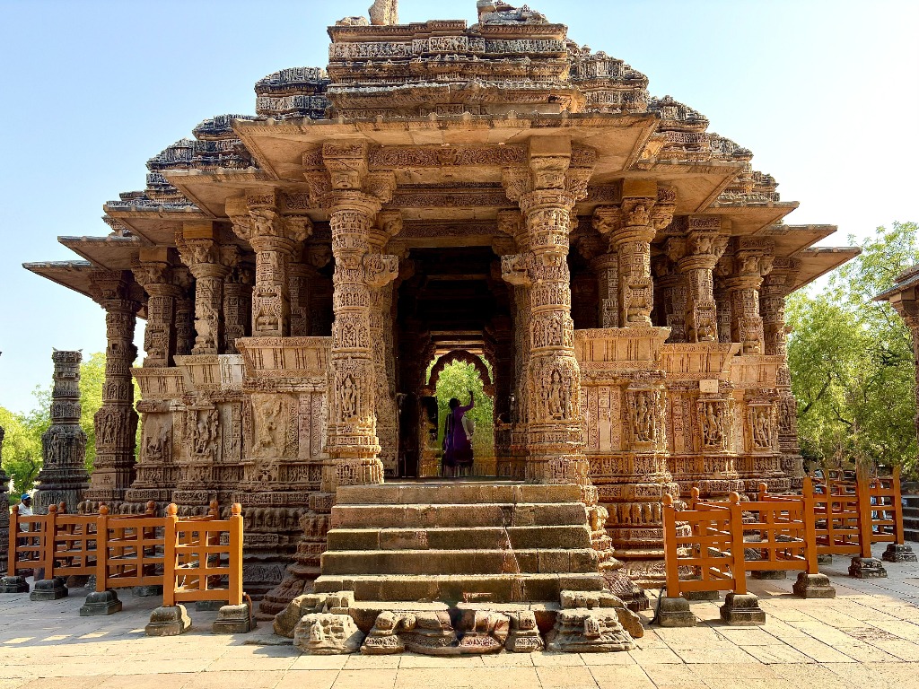 Ahmedabad: Modhera Sun Temple and Rani Ki Vav Tour