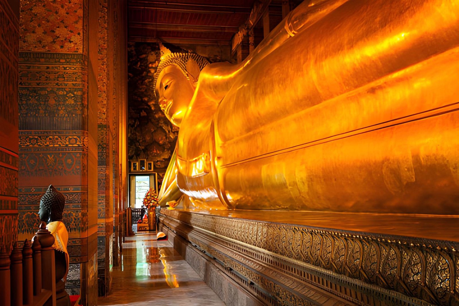 Bangkok Temple Tour with Thai Dress Experience including Wat Arun, Reclining Buddha and Express Boat (Private Tour with Hotel Pick-up)