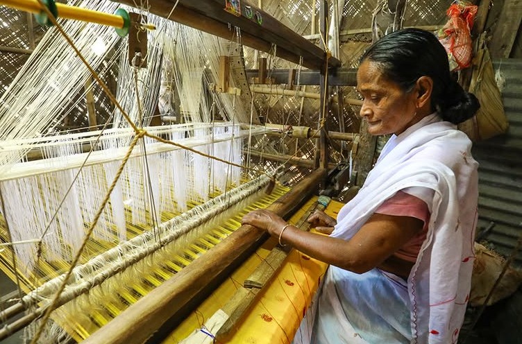 Guwahati Sualkuchi Assam Silk Weaver Village Tour 
