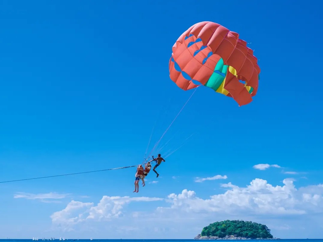 Khao Sak, Khao Krok and Koh Larn Big Jump Island Tour with Parasaling, Feeding Fish, Under Sea Walk, Jet Ski and Banana Boat