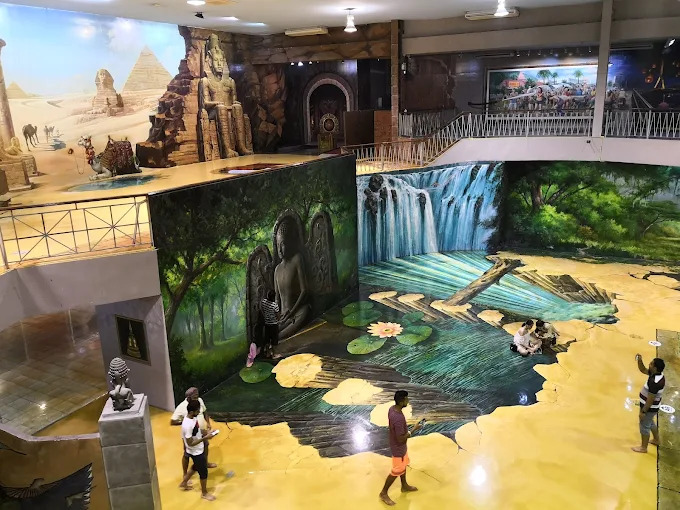 Pattaya Combo Floating Market, Underwater World, and Art in Paradise Admission Ticket