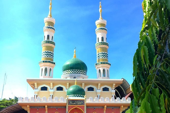 Selfie City and Muslim Landmark Tours with Royal Palace and Halal Meal