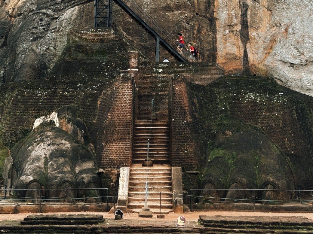 Sigiriya Lion Rock and Dambulla Cave Tour From Colombo