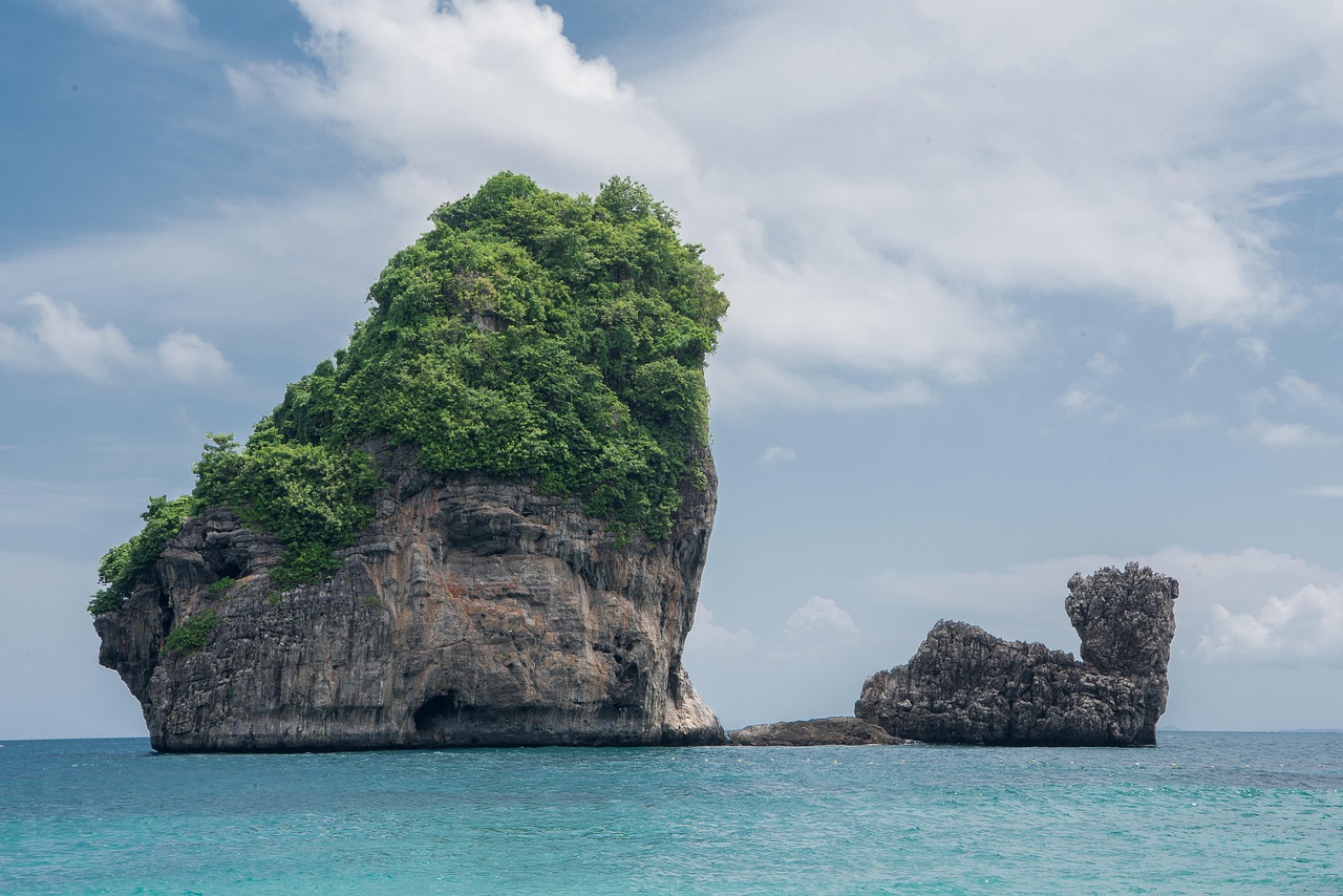 Phi Phi Hotel to Phuket Airport Transfer: Speedboat and Minivan